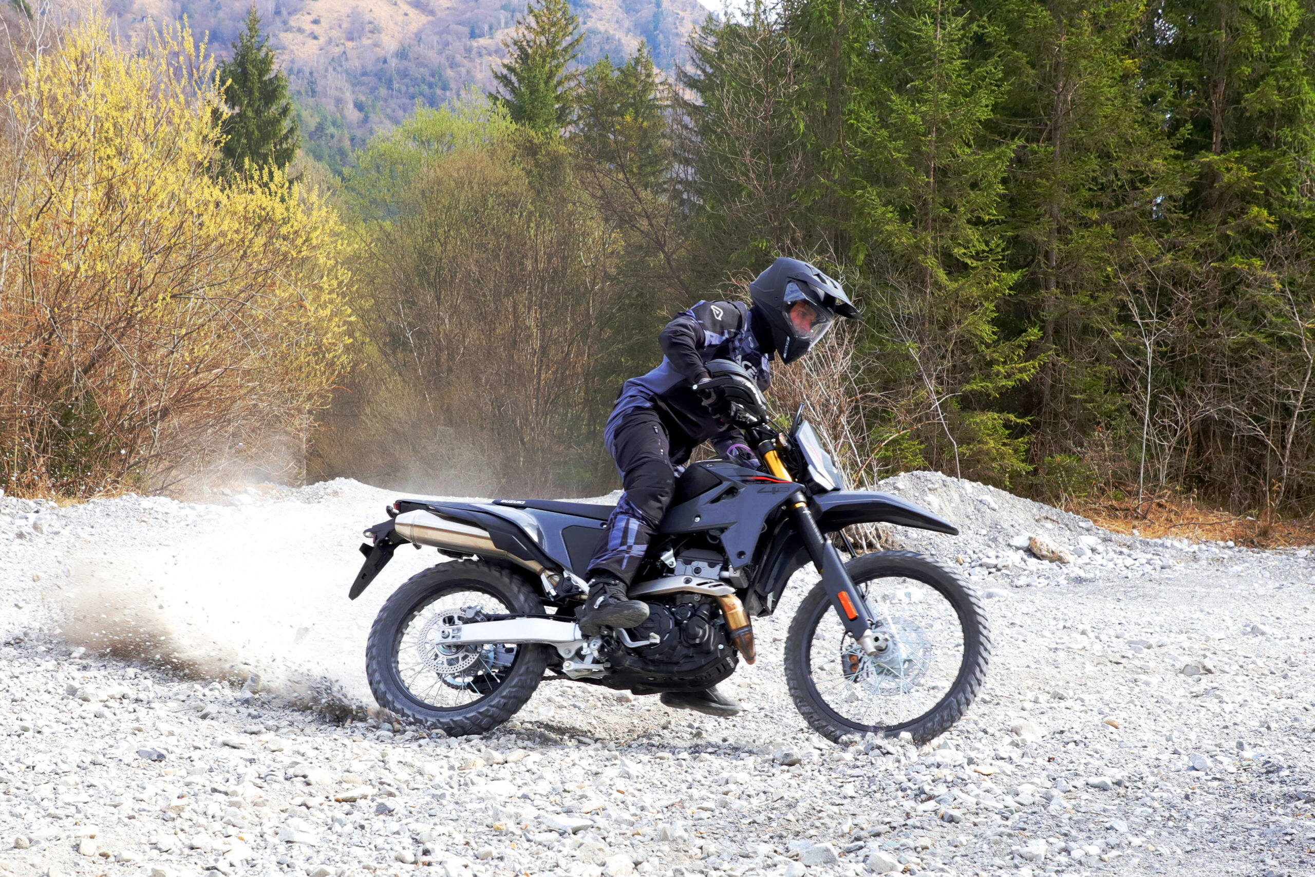 Suzuki DR-Z4S med Acerbis-dele på grus — Enghave Motor