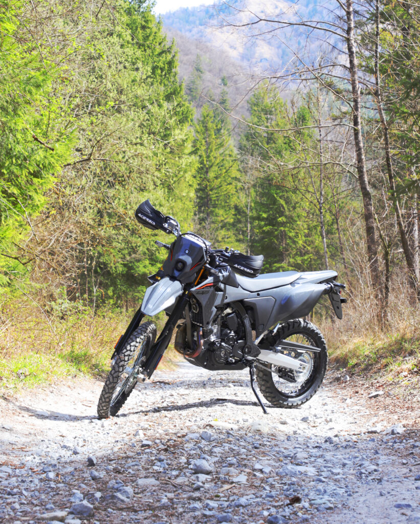 Suzuki DR-Z4S med Acerbis-dele på skovvej — Enghave Motor