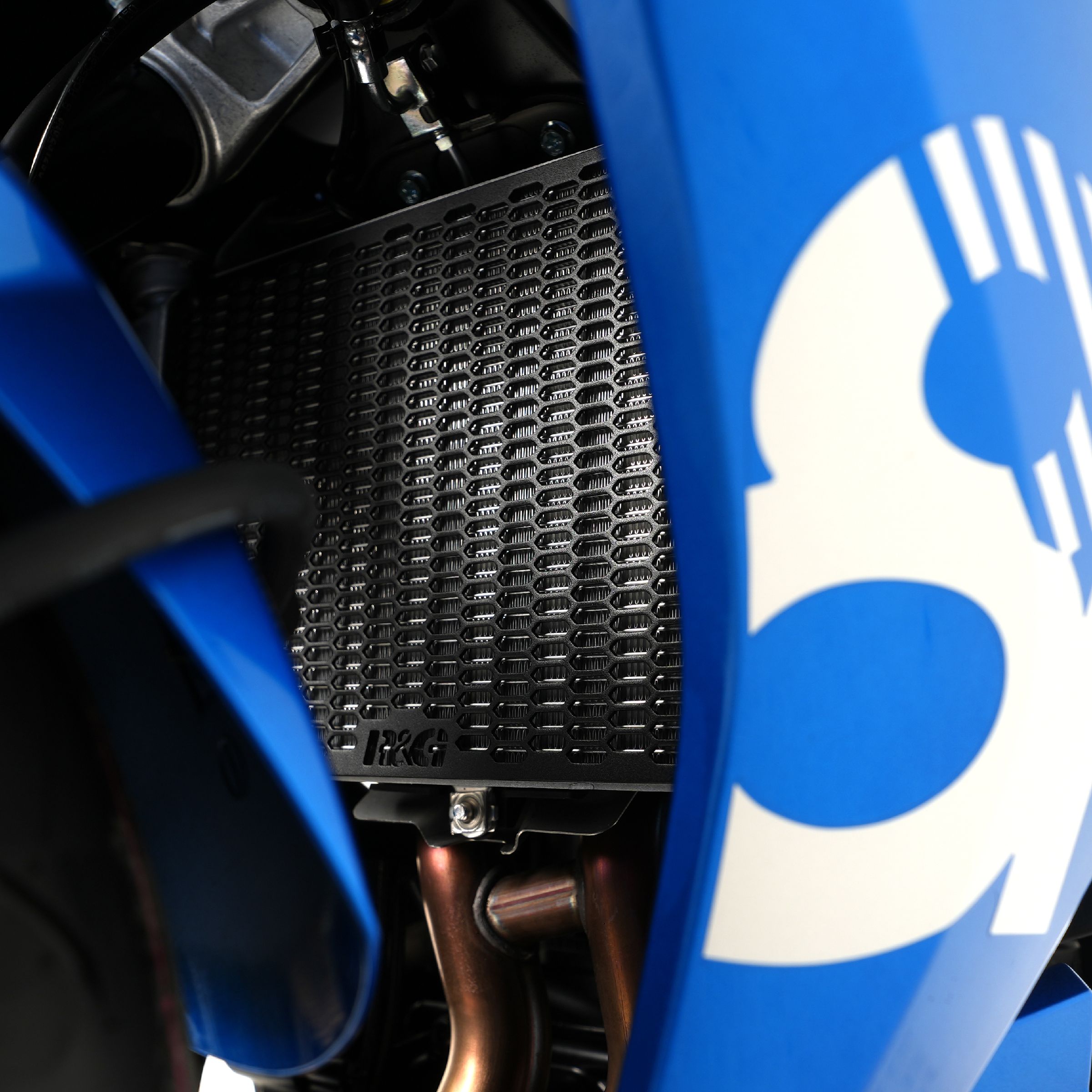 R&G PRO kølerbeskytter på Suzuki GSX-8R — Enghave Motor
