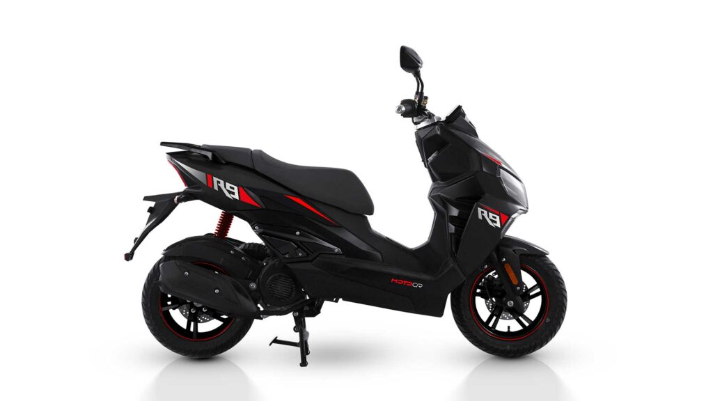 MotoCR R9 SP i sort set skråt forfra — Enghave Motor