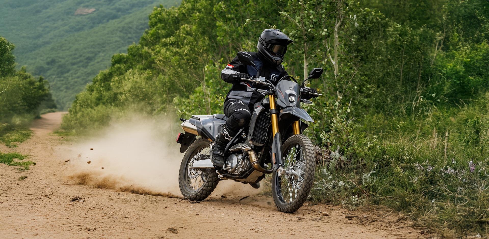 Suzuki DR-Z4S på grusvej — Enghave Motor