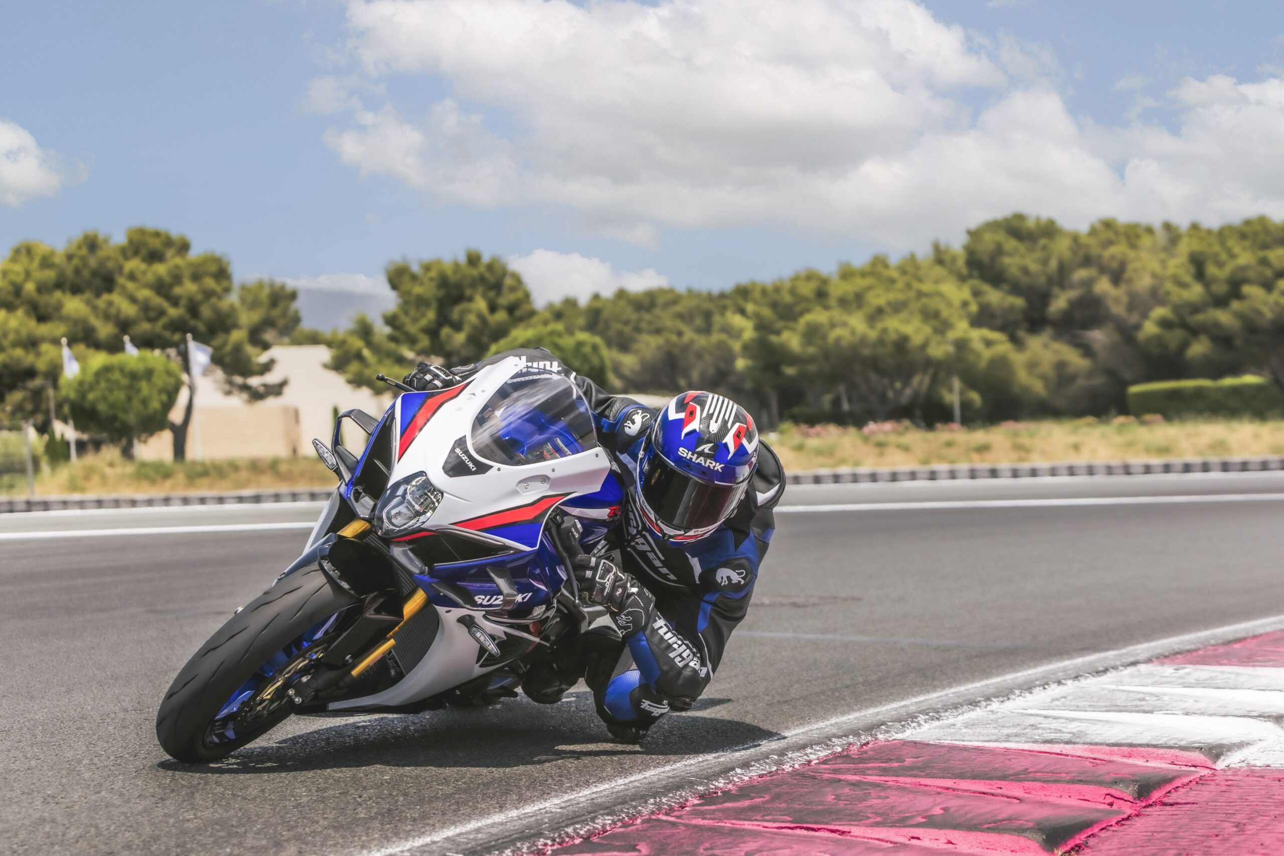 Suzuki GSX-R1000R i sving på racerbane — Enghave Motor