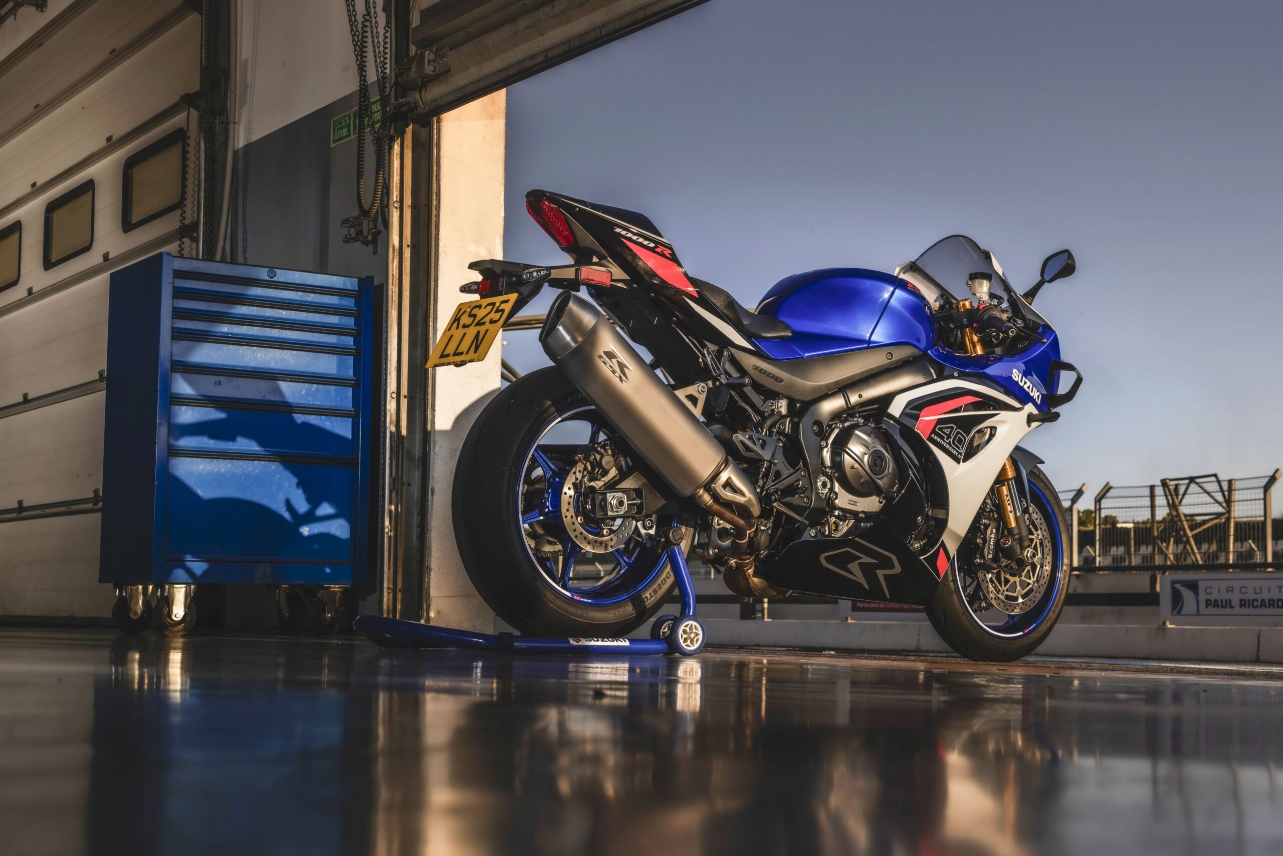 Suzuki GSX-R1000R i pitgarage ved Circuit Paul Ricard — Enghave Motor