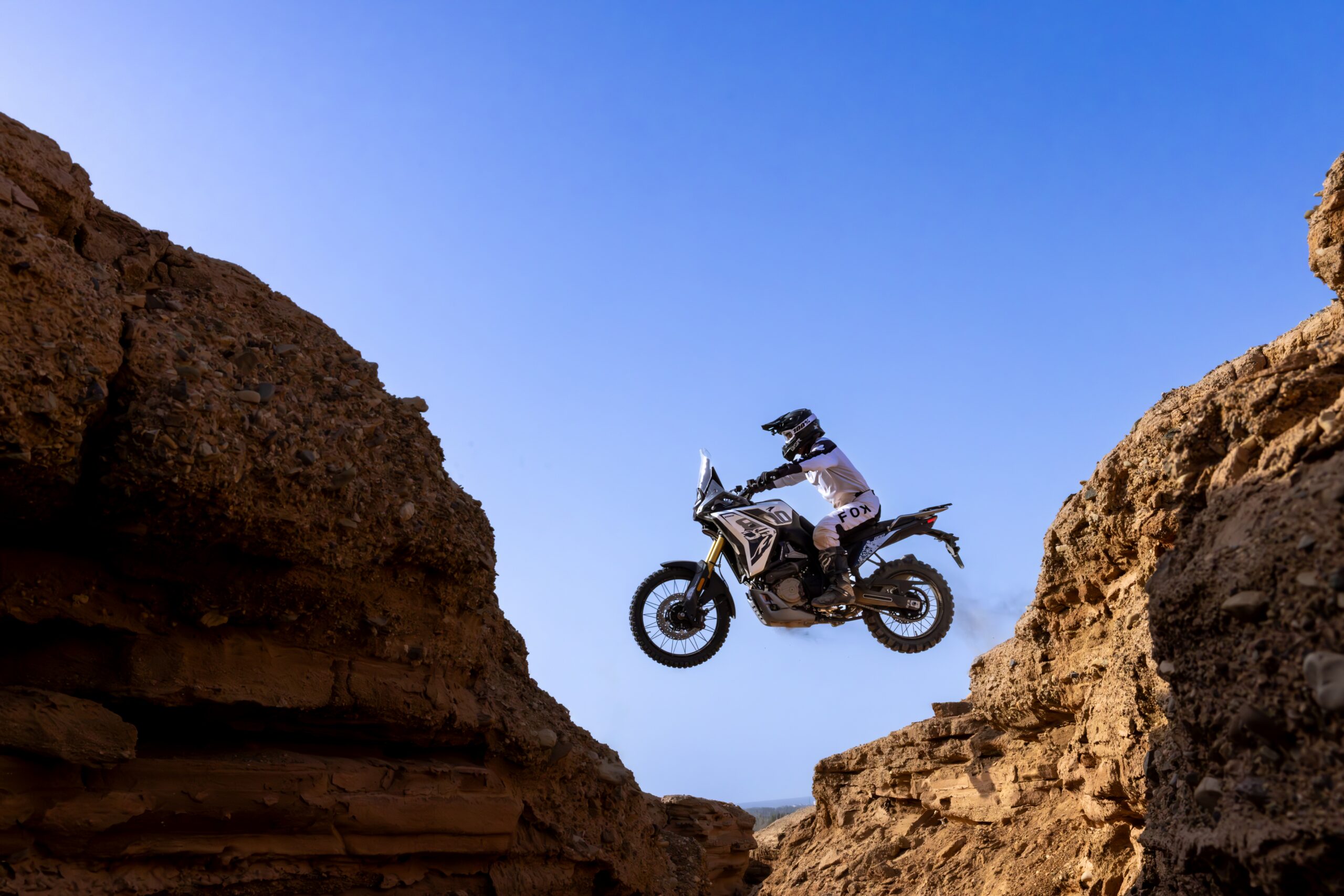 Voge DS 800 Rally i spring over kløft — Enghave Motor