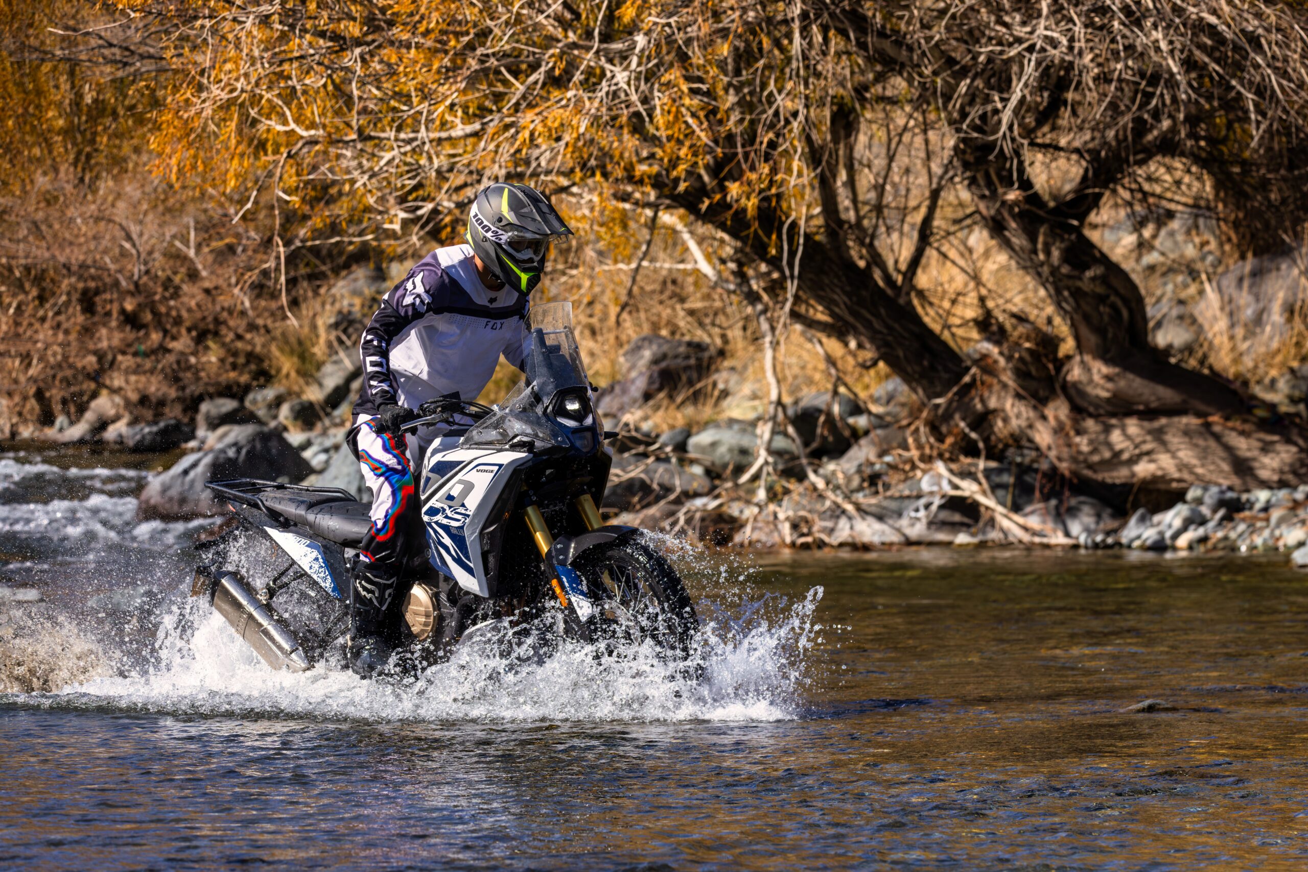 Voge DS 800 Rally i vandpassage — Enghave Motor