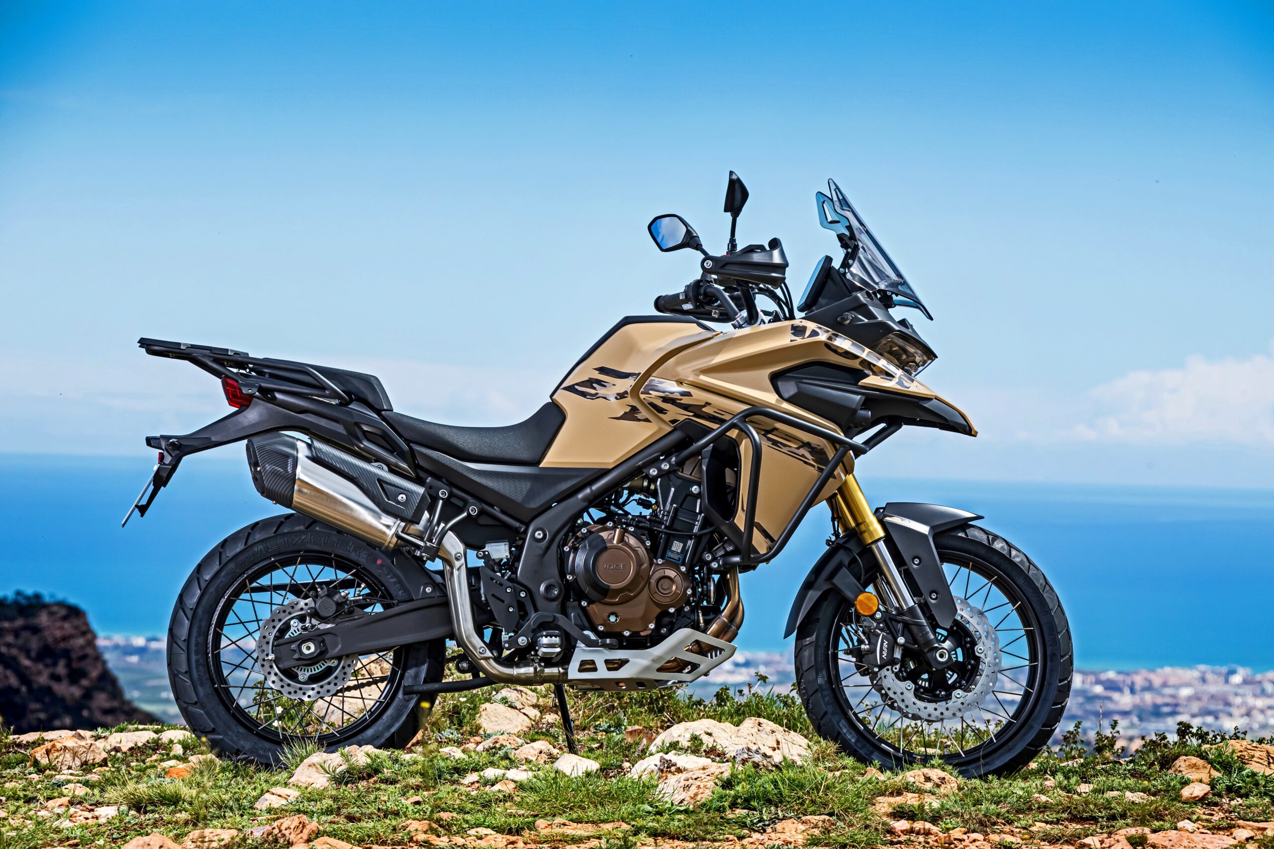 Voge DS625X adventure-motorcykel i sandfarve — Enghave Motor
