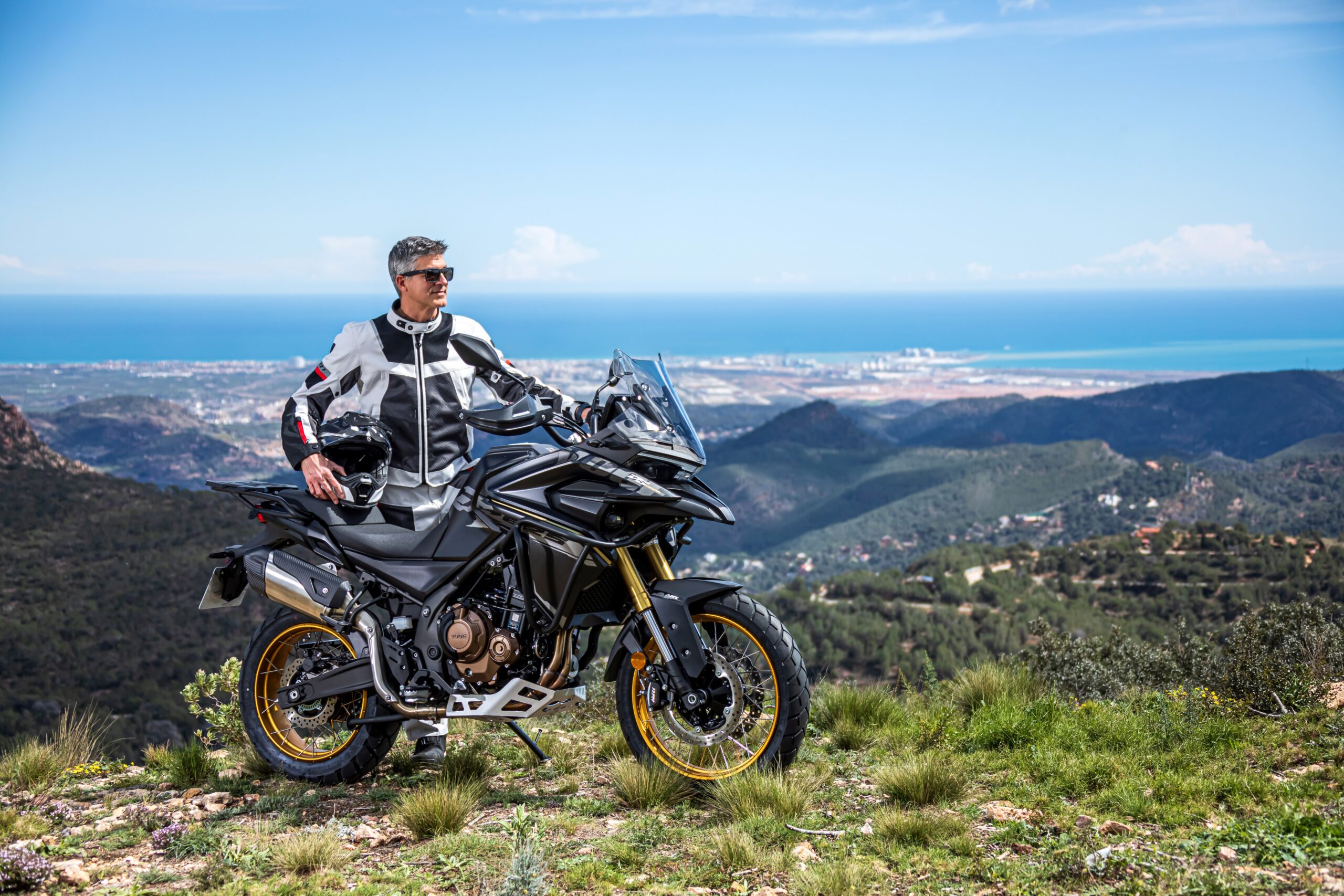 Voge DS625X med fører ved kystudsigt — Enghave Motor