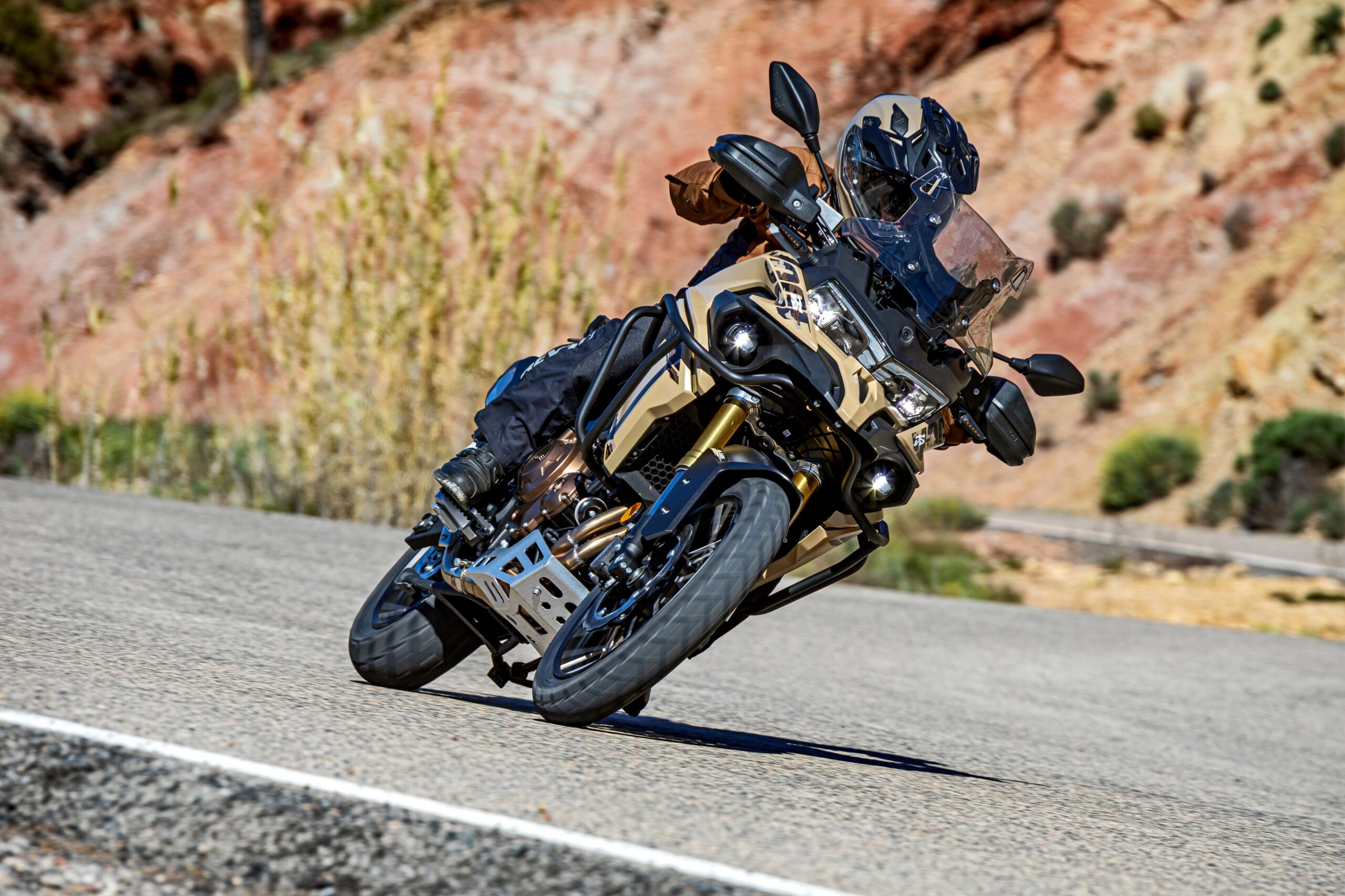 Voge DS625X i sving på landevej — Enghave Motor