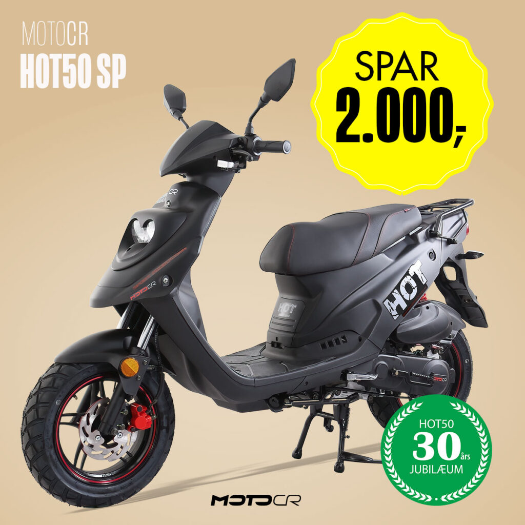 MotoCR Hot 50 SP i mat sort set skråt forfra — Enghave Motor