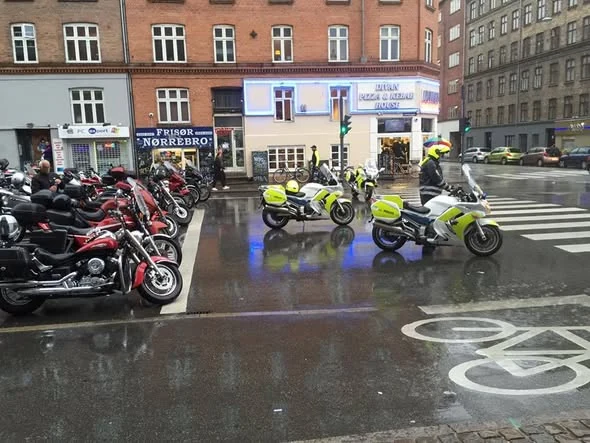 Politiets motorcykler eskorterer optoget i regnvejr på Nørrebrogade — Enghave Motor