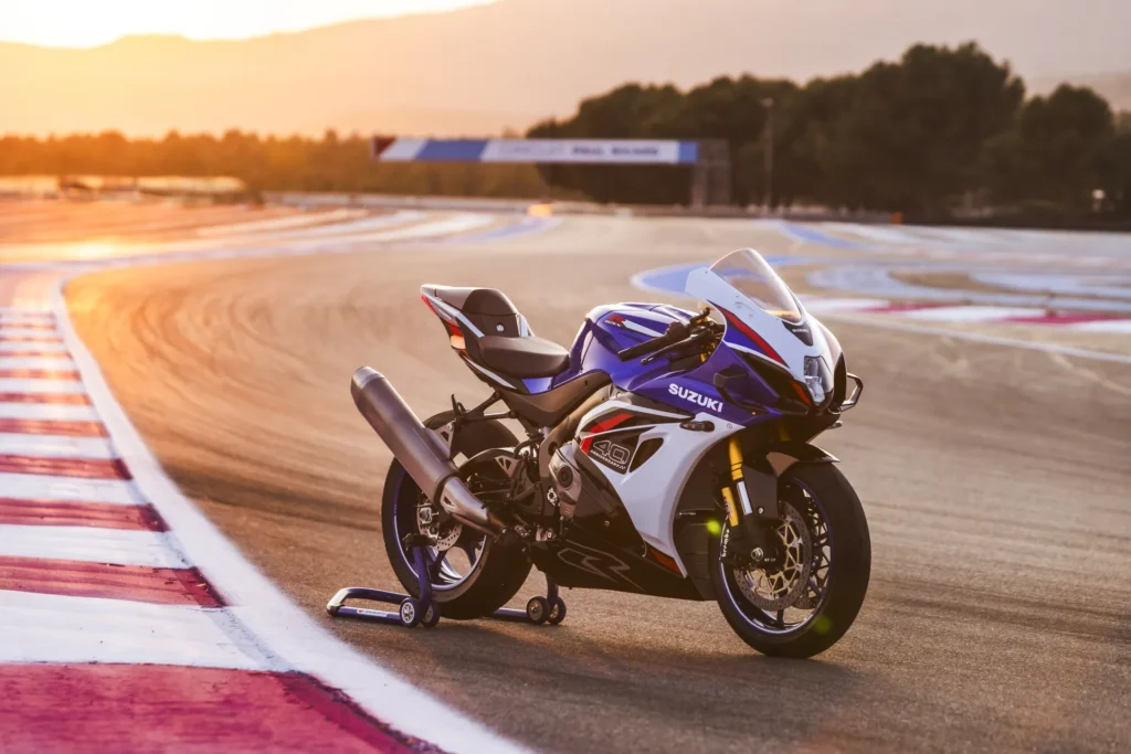 Suzuki GSX-R1000R 2026 Pearl Vigor Blue på bane — Enghave Motor