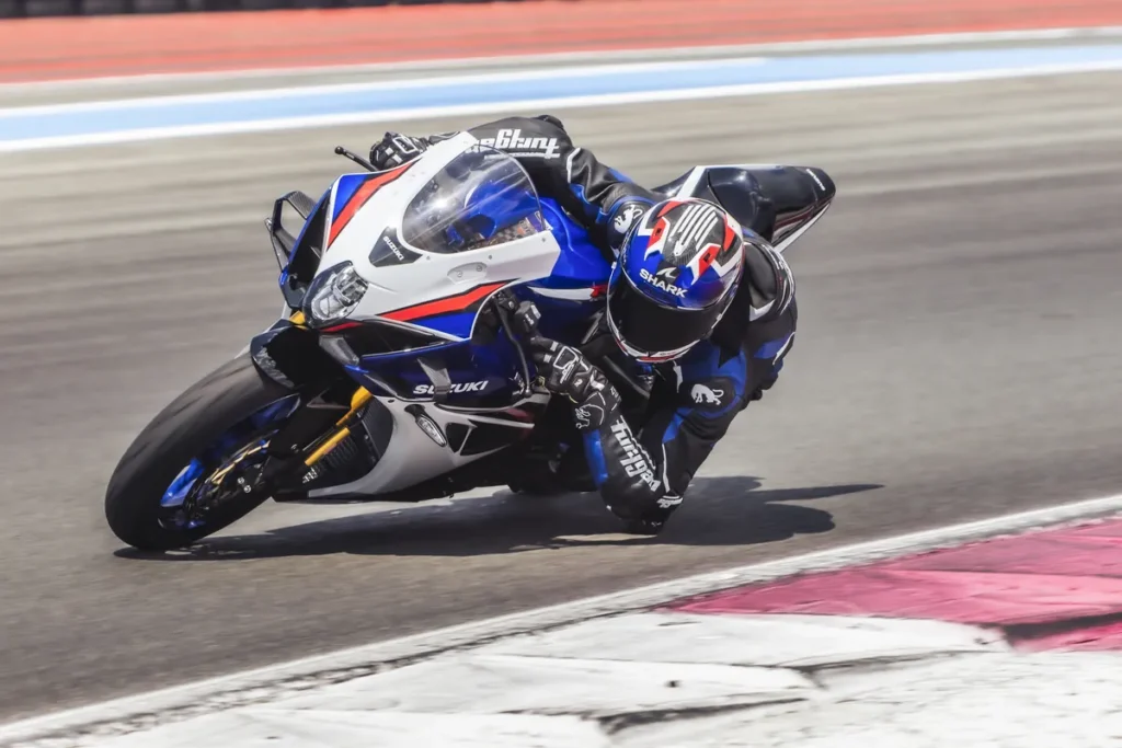 Suzuki GSX-R1000R 2026 i hældning på banen — Enghave Motor