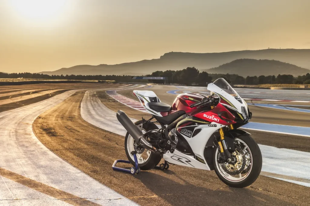 Suzuki GSX-R1000R 2026 Candy Daring Red med Pearl Tech White — Enghave Motor