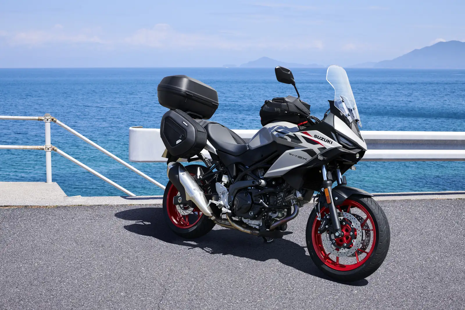 Suzuki SV-7GX med topboks og sidetasker — Enghave Motor