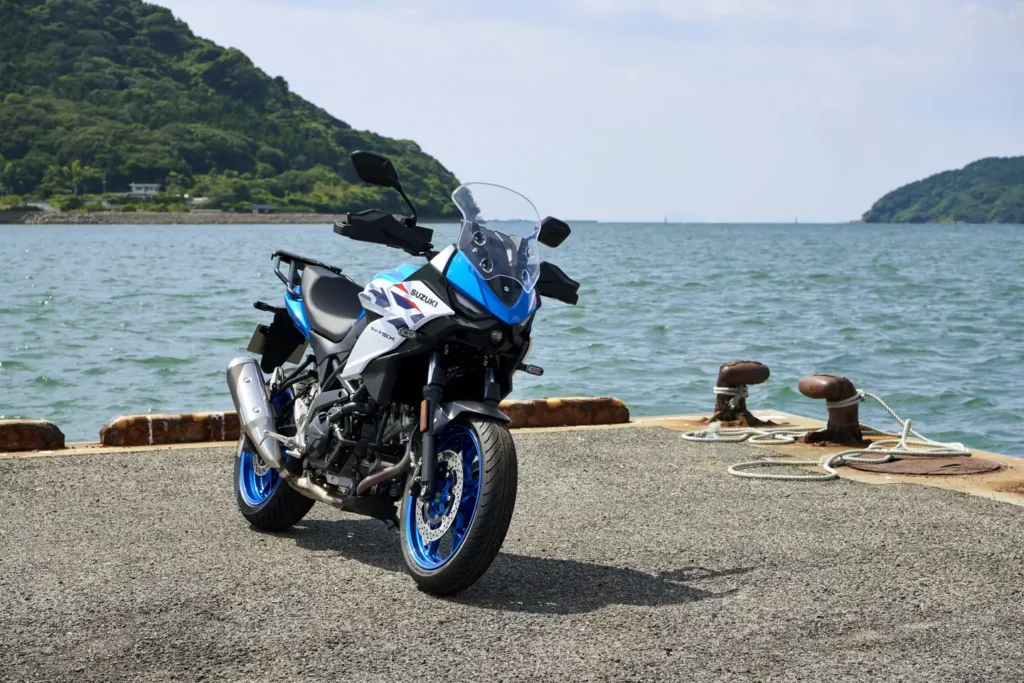 Suzuki SV-7GX Pearl Brilliant White Metallic Triton Blue — Enghave Motor
