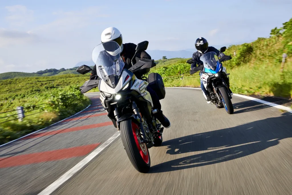 To Suzuki SV-7GX i sving på landevej — Enghave Motor