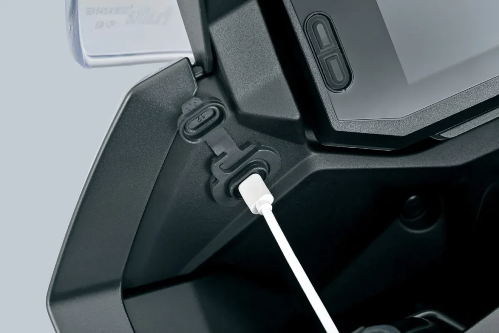 Suzuki SV-7GX USB-C-stik ved instrumentet — Enghave Motor